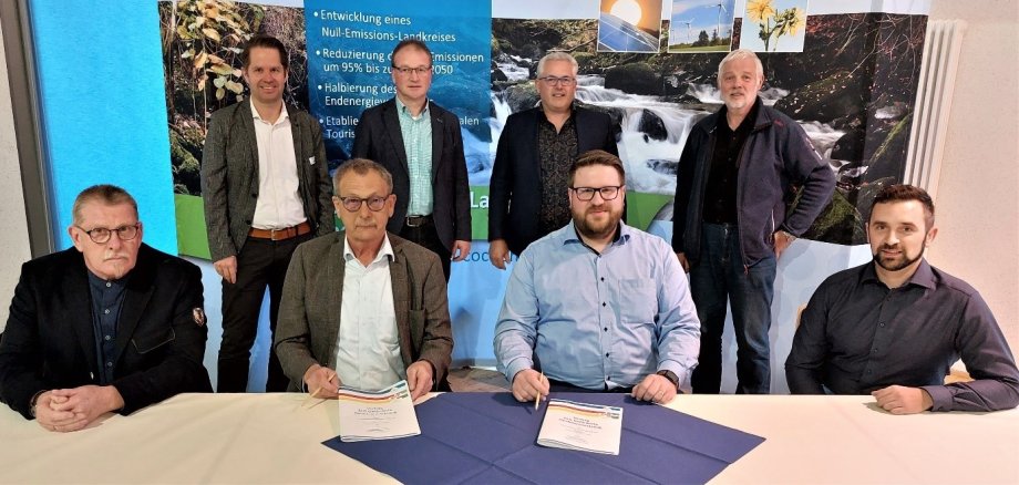 Helmut Braunschädel, Vorstand der Energiegenossenschaft Sonnenland Illerich eG und Jan-Eric Simon, VSE AG Saarbrücken, unterzeichnen gemeinsam den Stromliefervertrag