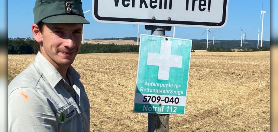 Forstrevierleiter Markus Brengmann am Rettungspunkt Hohneck in der Nähe von Dünfus