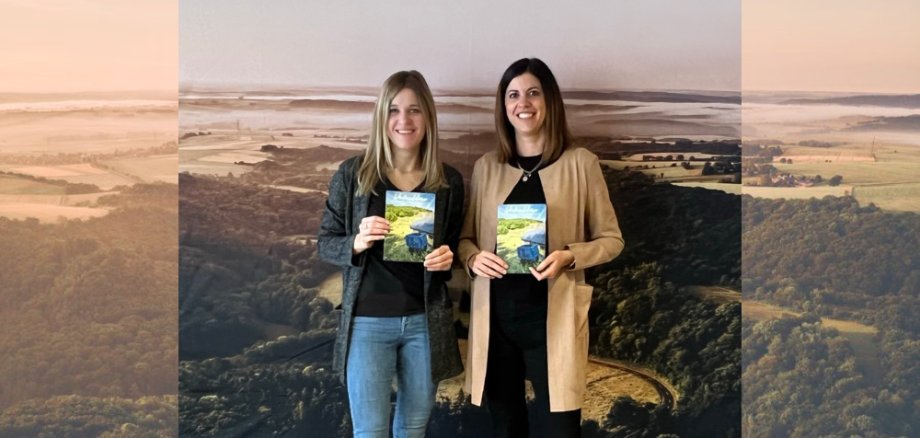 Die Touristikerinnen Linda Bamberg (links) und Christina Schmitt (rechts) freuen sich über die neue Broschüre "Schiefererlebnisse".