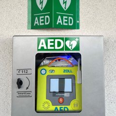 Schild und Defibrillator an der Verbandsgemeindeverwaltung Kaisersesch