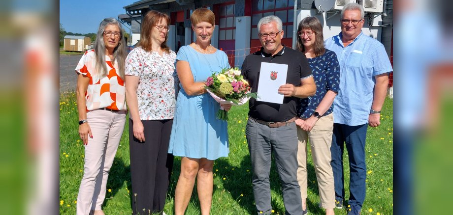 Von links nach rechts: Personalratsvorsitzende Petra Gotto, Standesbeamtin Tina Blatt, Standesbeamtin Dorothee Oster-Daum, Bürgermeister Albert Jung, stellvertretende Büroleiterin Lydia Wagner und Fachbereichsleiter Norbert Fuhrmann