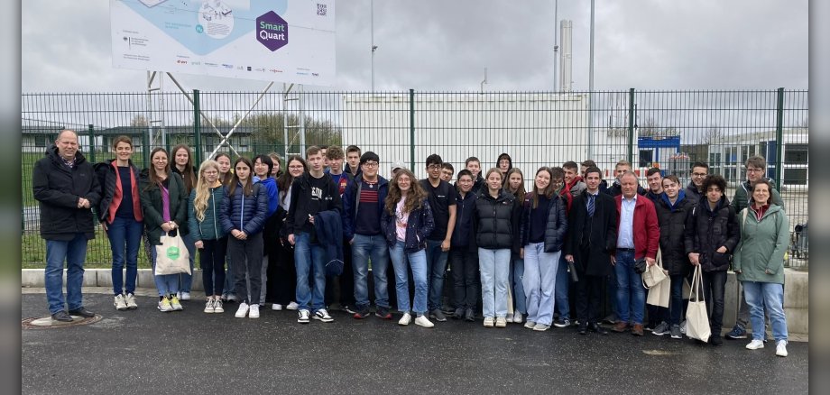 Gruppenfoto zum Besuch des Wasserstoffquartiers in Kaisersesch