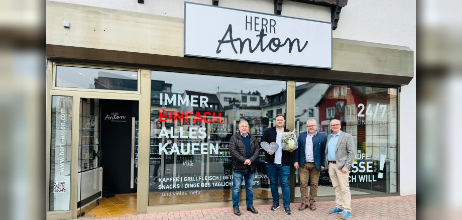 Gruppenfoto vor dem Automaten-Shop „Herr Anton“
