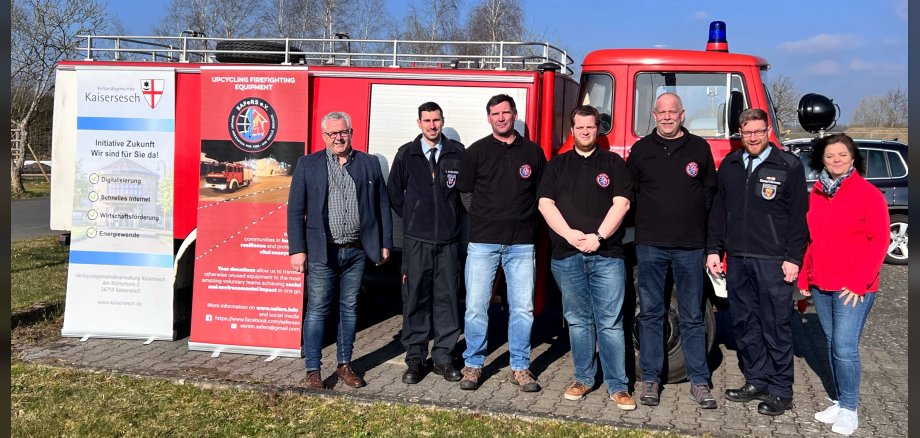 Gruppenfoto vor einem Feuerwehrfahrzeug