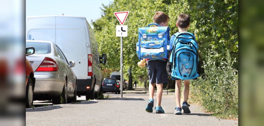 Zwei Kinder auf dem Weg zur Schule