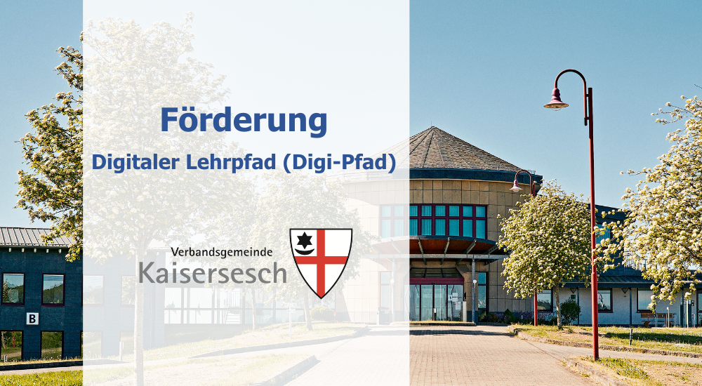 Verwaltungsgebäude im Hintergrund mit einem Hinweis auf die Förderung des digitalen Lehrpfades.