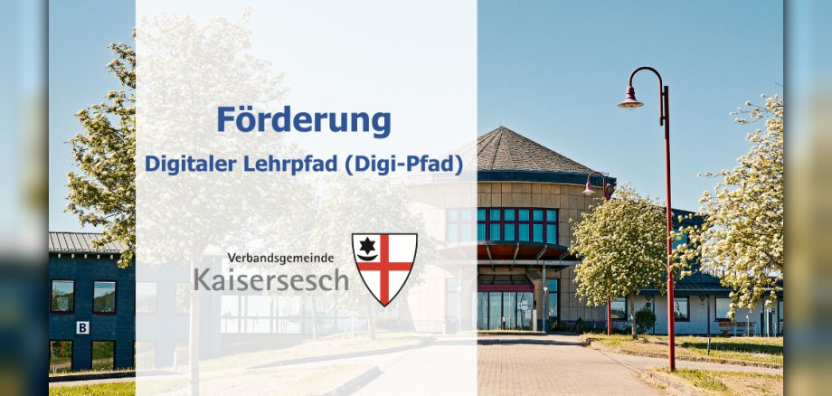 Verwaltungsgebäude im Hintergrund mit einem Hinweis auf die Förderung des digitalen Lehrpfades. Verwaltungsgebäude im Hintergrund mit einem Hinweis auf die Förderung des digitalen Lehrpfades.