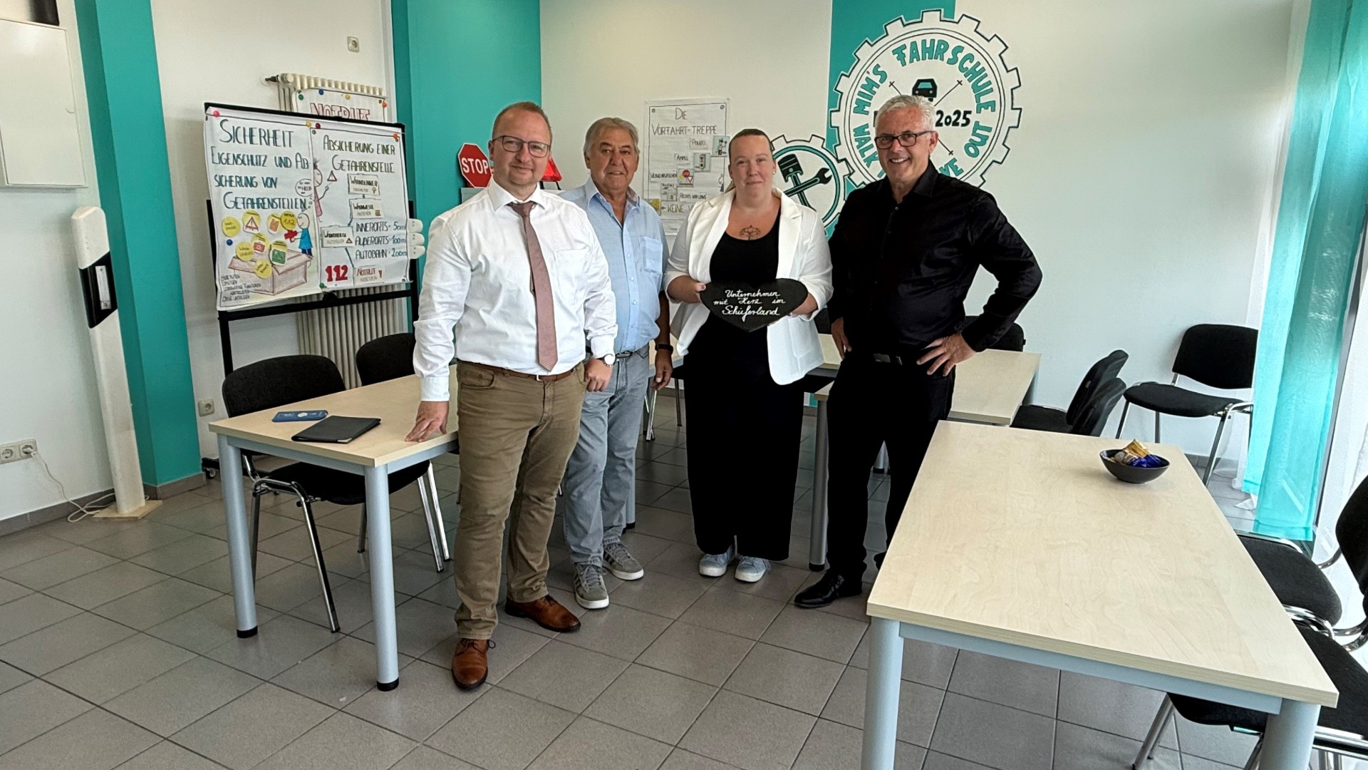 Gruppenfoto von links nach rechts: Tobias Wältermann, Karl-Heinz Berg, Miriam Junglas, Bürgermeister Albert Jung.