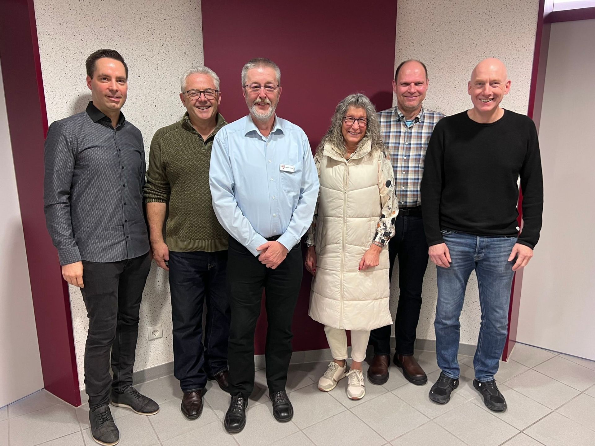 Gruppenfoto von links nach rechts sind zu sehen Büroleiter Mark Klasen, Bürgermeister Albert Jung, Michael Steffes, Personalratsvorsitzende Petra Gotto, Stefan Lefev, Peter Simons