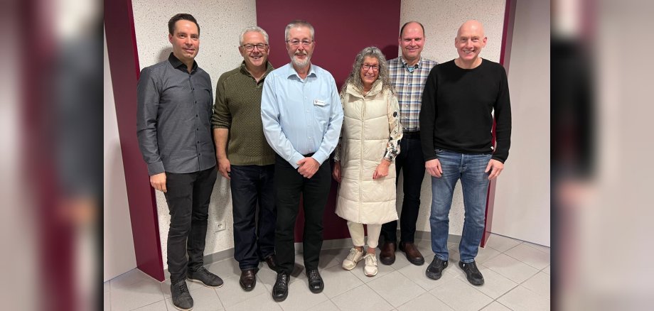 Gruppenfoto von links nach rechts sind zu sehen Büroleiter Mark Klasen, Bürgermeister Albert Jung, Michael Steffes, Personalratsvorsitzende Petra Gotto, Stefan Lefev, Peter Simons