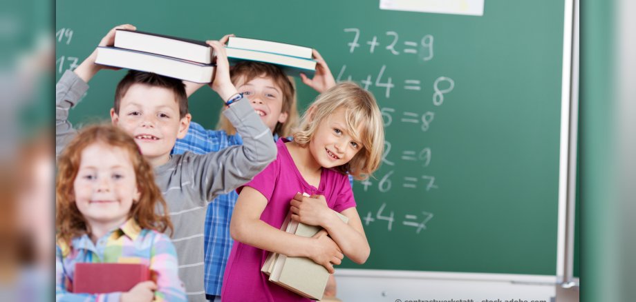 Schulkinder mit Büchern