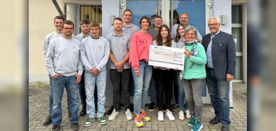 Bobbycar-Freunde Kalenborn bei der Spendenübergabe