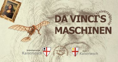Das Bild ist ein Werbeplakat für die Sonderausstellung "Da Vincis Maschinen". Im Detail sind folgende Elemente zu erkennen: Hintergrund: Eine schematische Bleistiftskizze des Gesichts von Leonardo da Vinci selbst, die dem Bild eine historische und künstlerische Atmosphäre verleiht. Schriftzug: In der Mitte des Bildes in großen braunen Buchstaben steht "DA VINCI'S MASCHINEN". Oben rechts davon, um einen Bogen gelegt, ist das Wort "Universalgenie" zu lesen und darunter steht der Hinweis auf den Ort der Veranstaltung – im Alten Kinosaal Kaisersesch. Darstellungen von Da Vinci's Werken/Ideen: Links oben ist das berühmte Gemälde der "Mona Lisa" in einem goldenen Rahmen abgebildet. Links davon ist ein Modell einer Flugmaschine zu sehen, das auf Da Vincis Studien zum Flug hindeutet. Hinweis auf die Organisatoren: Im unteren Bereich sind Logos und Schriftzüge zu sehen, die auf die Organisatoren der Veranstaltung hinweisen: Links: Verbandsgemeinde Kaisersesch mit einem Wappen. Mitte: Zwei sich schüttelnde Hände mit dem Schriftzug "Hand in Hand fürs Schieferland". Rechts: Stadt Kaisersesch mit einem weiteren Wappen. Insgesamt vermittelt das Bild eine thematische Einheit, die sich um Leonardo da Vinci, seine Erfindungen und seine Kunst dreht.