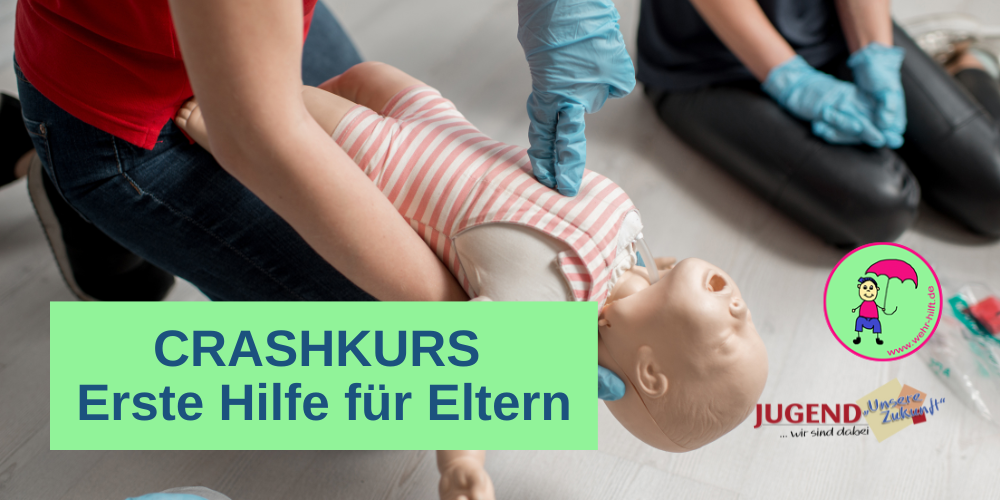 Eine Frau zeigt anhand einer Puppe, wie ein Kind reanimiert wird. Logos und Hinweise zum Crashkurs „Erste Hilfe für Eltern“.