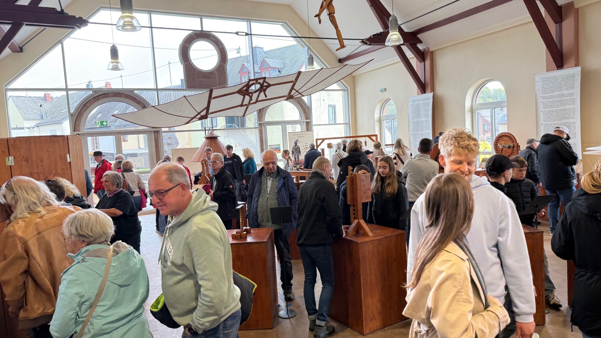 Viele Menschen bei der Eröffnungsveranstaltung der Da-Vinci-Sonderausstellung im Alten Kino Kaisersesch.