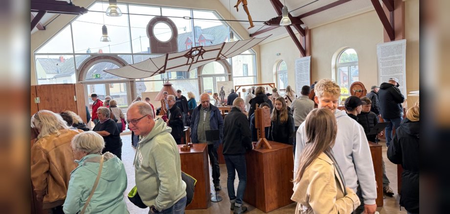 Viele Menschen bei der Eröffnungsveranstaltung der Da-Vinci-Sonderausstellung im Alten Kino Kaisersesch.