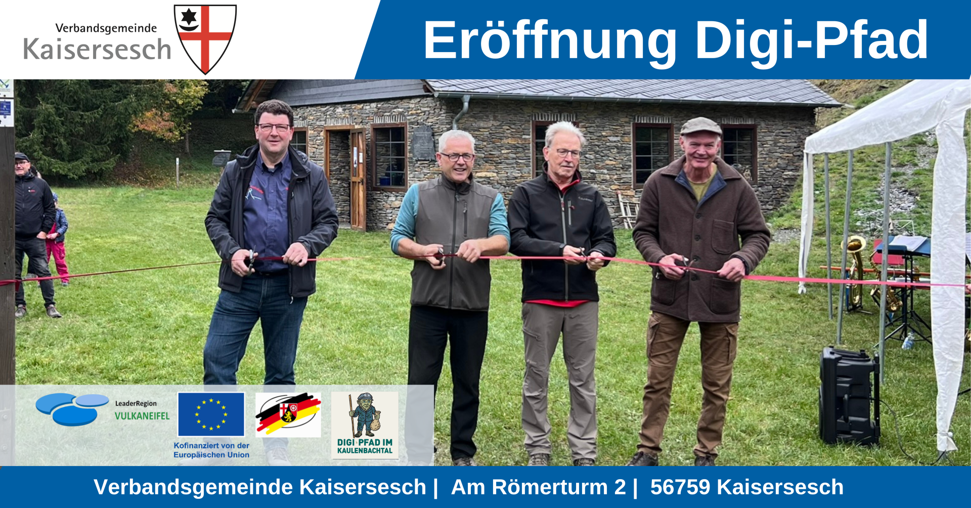 Von links nach rechts: Andreas Klotz (Verein zur Erhaltung der Schieferbergbaugeschichte e. V. ), Albert Jung (Bürgermeister Verbandsgemeinde Kaisersesch), Hans-Joachim Mons (Erster Kreisbeigeordneter Landkreis Cochem-Zell), Erek Gaudian (Leitblick GmbH)  vor dem Spalthaus im Schiefertal. Die genannten Personen zerschneiden ein Band.