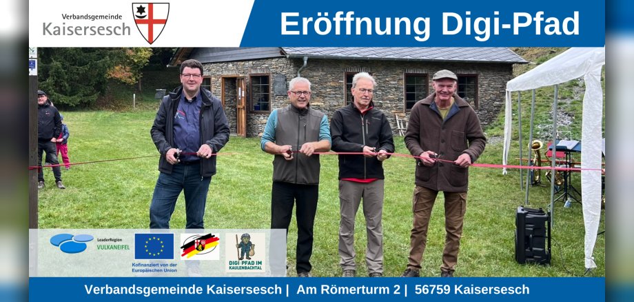 Von links nach rechts: Andreas Klotz (Verein zur Erhaltung der Schieferbergbaugeschichte e. V. ), Albert Jung (Bürgermeister Verbandsgemeinde Kaisersesch), Hans-Joachim Mons (Erster Kreisbeigeordneter Landkreis Cochem-Zell), Erek Gaudian (Leitblick GmbH)  vor dem Spalthaus im Schiefertal. Die genannten Personen zerschneiden ein Band.