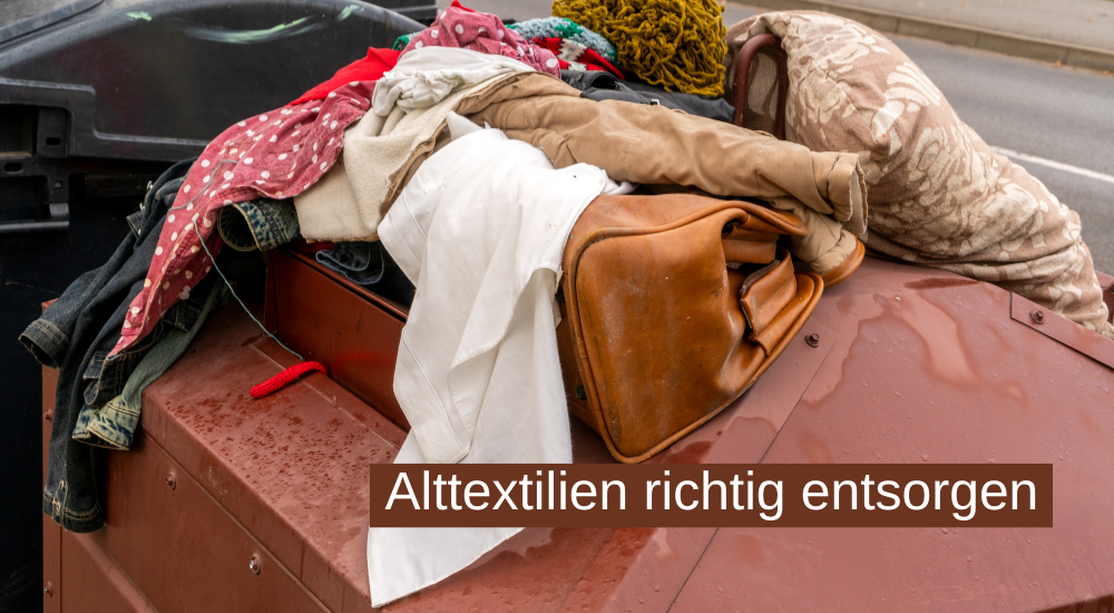 Jacken, Hosen, Shirts und eine Tasche liegen auf einem Container. Das Foto enthält auch noch einen Hinweis darauf, Alttextilien richtig zu entsorgen.