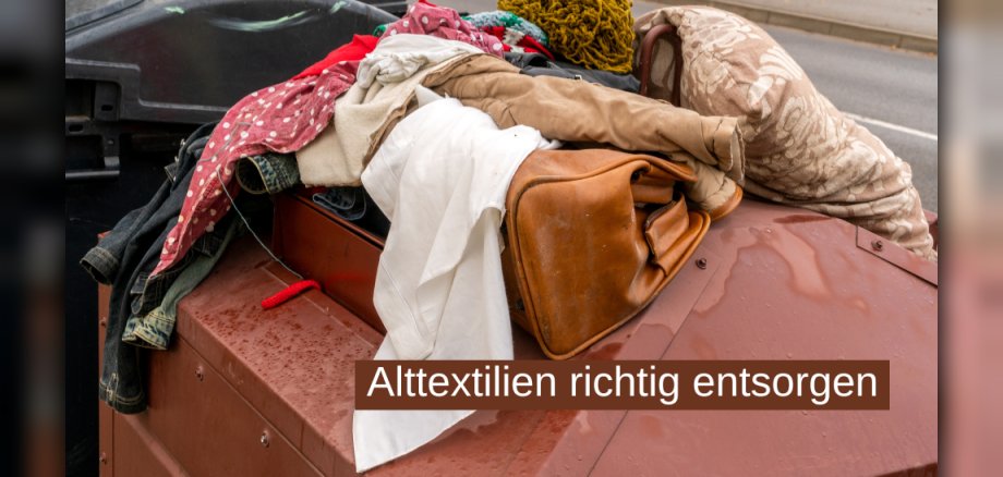 Jacken, Hosen, Shirts und eine Tasche liegen auf einem Container. Das Foto enthält auch noch einen Hinweis darauf, Alttextilien richtig zu entsorgen. Jacken, Hosen, Shirts und eine Tasche liegen auf einem Container. Das Foto enthält auch noch einen Hinweis darauf, Alttextilien richtig zu entsorgen.