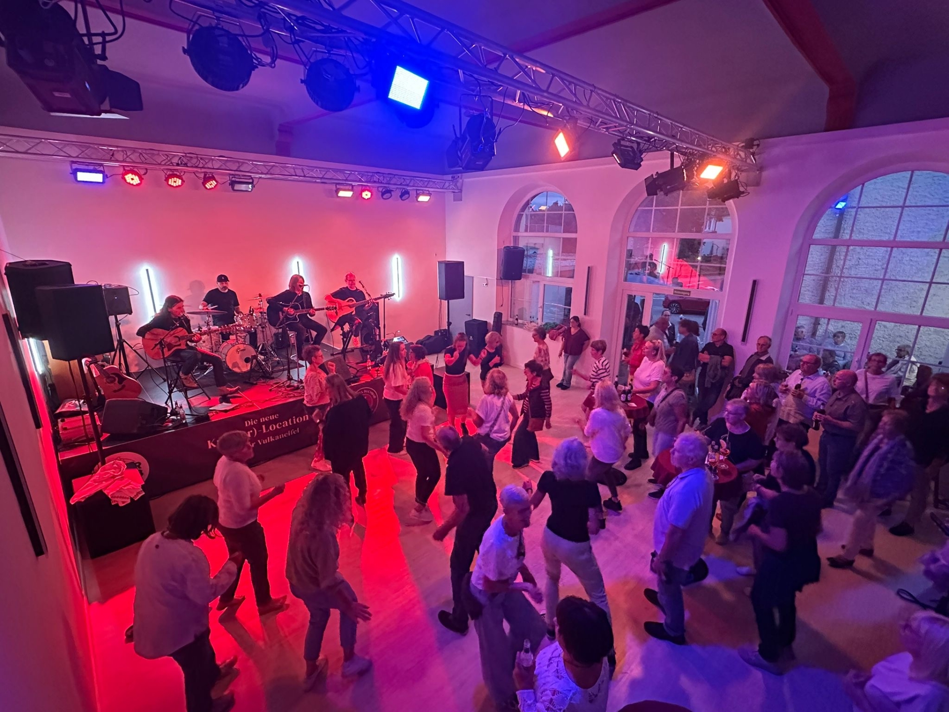 Feiernde Menschen in einem Saal