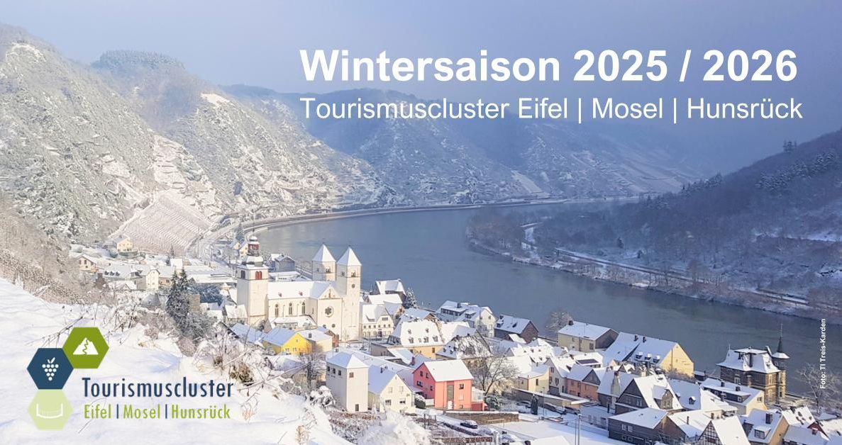 Winterlandschaft mit Bergen und einem Ort an der Mosel mit einem Logo des Tourismusclusters sowie einem Hinweis auf die Wintersaison 2025/2026.