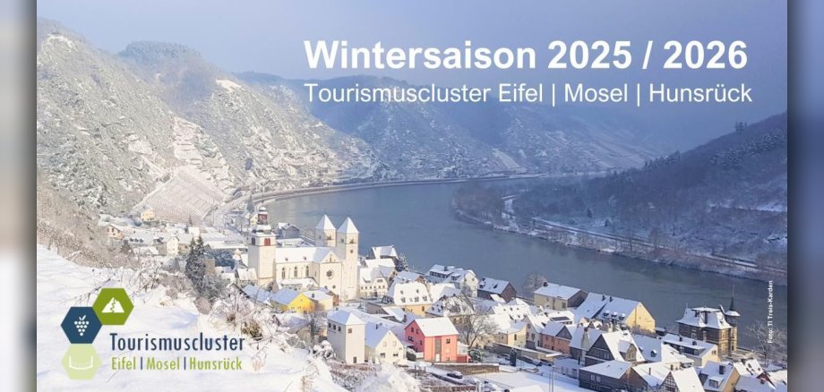 Winterlandschaft mit Bergen und einem Ort an der Mosel mit einem Logo des Tourismusclusters sowie einem Hinweis auf die Wintersaison 2025/2026.