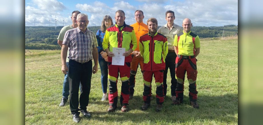 Gruppenfoto von links nach rechts: Bürgermeister Albert Jung, Hans-Peter Irmiter (hinten links), Lydia Wagner, Guido Gödert, Tim Steffes-Thun, Andreas Nußbaum, Markus Brengmann und Fabian Gorges Gruppenfoto von links nach rechts: Bürgermeister Albert Jung, Hans-Peter Irmiter (hinten links), Lydia Wagner, Guido Gödert, Tim Steffes-Thun, Andreas Nußbaum, Markus Brengmann und Fabian Gorges