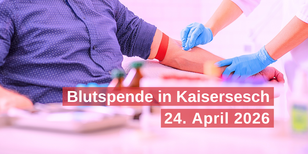 Ein Mann sitzt auf einem Stuhl und bekommt von einer Person den Arm desinfiziert. Darunter steht der Hinweis auf die Blutspende in Kaisersesch am 24. April 2026.