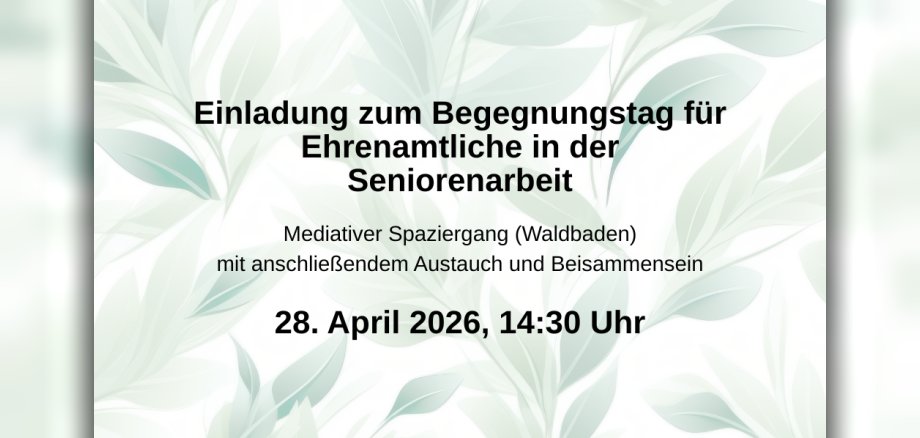 Das Bild ist eine Einladung zu einem Begegnungstag für Ehrenamtliche in der Seniorenarbeit. Der Hintergrund ist ein heller, beinahe weißer Farbton, der mit einer subtilen, hellgrünen und mintfarbenen Blätter- oder Pflanzenmusterung überlagert ist. Die Musterung ist zart und dient als dekoratives Element, ohne vom Text abzulenken. Der Text ist in schwarzer, fetter Schrift gehalten und zentral auf dem Bild platziert. Die oberste Zeile lautet "Einladung zum Begegnungstag für". Darunter folgt "Ehrenamtliche in der" und in der dritten Zeile "Seniorenarbeit". Diese drei Zeilen bilden den Haupttitel der Einladung. Unterhalb des Titels befindet sich eine weitere Zeile mit Informationen zum Programm: "Mediativer Spaziergang (Waldbaden)". Darunter steht in kleinerer, aber gut lesbarer Schrift: "mit anschließendem Austausch und Beisammensein". Die unterste Zeile enthält das Datum und die Uhrzeit der Veranstaltung: "28. April 2026, 14:30 Uhr". Dieses Datum und die Uhrzeit sind ebenfalls in schwarzer, fetter Schrift gesetzt, um sie hervorzuheben.