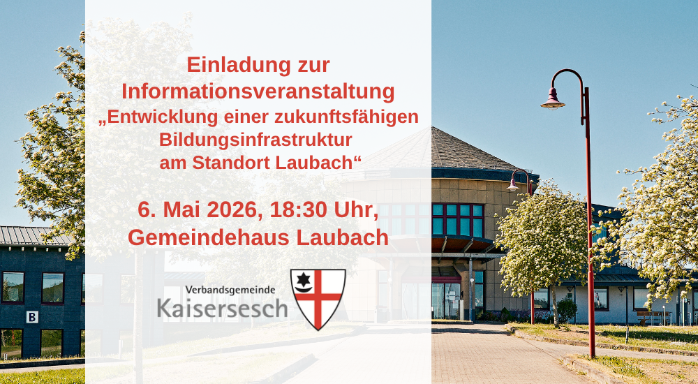 Das Bild zeigt eine Einladung zu einer Informationsveranstaltung. Im Vordergrund befindet sich ein Text-Overlay auf hellem Hintergrund, das den Titel „Einladung zur Informationsveranstaltung Entwicklung einer zukunftsfähigen Bildungsinfrastruktur am Standort Laubach“, das Datum und die Uhrzeit „6. Mai 2026, 18:30 Uhr“ sowie den Ort „Gemeindehaus Laubach“ angibt. Das Event wird von der „Verbandsgemeinde Kaisersesch“ ausgerichtet, deren Name und Logo ebenfalls unten links zu sehen sind. Der Hintergrund der Einladung zeigt die Außenansicht des Verwaltungsgebäudes der Verbandsgemeinde Kaisersesch mit modernen Fenstern und Dächern unter einem klaren blauen Himmel. Vor den Gebäuden stehen Bäume mit weißen Blüten und eine rote Straßenlaterne. 