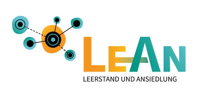 Das Bild zeigt ein Logo auf weißem Hintergrund. Links im Bild befindet sich eine abstrakte Molekül- oder Netzwerkstruktur, die aus mehreren Kreisen und Verbindungen besteht. Ein zentraler, orangefarbener, unregelmäßiger Fleck ist von mehreren kleineren, türkisfarbenen Kreisen umgeben. Diese Kreise sind durch schwarze Linien verbunden, wobei einige Linien gestrichelt sind. Jeder Kreis enthält konzentrische Ringe und einen schwarzen Punkt im Zentrum, was an ein stilisiertes Auge oder eine Zellstruktur erinnert. Rechts neben dieser Struktur steht das Wort "LEAN" in großen, serifenlosen Buchstaben. Die Buchstaben sind farblich gestaltet: "L" und ein Teil von "E" sind in einem warmen Gelb-Orange gehalten. Der Rest des "E" und das "A" zeigen einen Farbverlauf von Gelb zu einem kühlen Türkisgrün. Das "N" ist vollständig in diesem Türkisgrün gehalten. Unter dem Wort "LEAN" befindet sich in kleinerer, schwarzer Schrift der Satz "LEERSTAND UND ANSIEDLUNG". Die Komposition ist asymmetrisch, mit der visuellen Struktur links und dem Text rechts. Die Farben sind hell und modern, mit einem Kontrast zwischen den warmen Gelb-Orange-Tönen und den kühlen Türkisgrün-Tönen. Das gesamte Design wirkt clean und professionell.