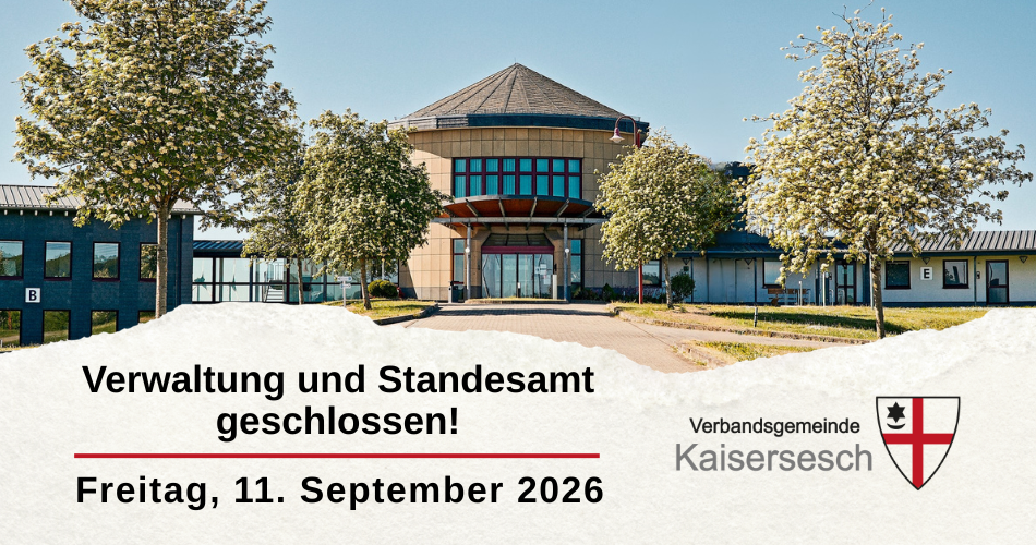 Das Bild zeigt das Gebäude der Verbandsgemeindeverwaltung Kaisersesch, das von Bäumen mit weißer Blüte umgeben ist. Das Gebäude ist hell und freundlich gestaltet, mit großen Fenstern und einer Mischung aus hellbeigen und dunkleren Fassaden. Im Zentrum des Bildes steht ein runder Gebäudeteil mit einem kegelförmigen Dach, der als Haupteingang der Verwaltung dient. Davor erstreckt sich ein gepflasterter Vorplatz mit einigen Grünflächen und Bäumen. Über dem unteren Bildbereich liegt ein weißer, zerfranster Streifen, der mit Text überlagert ist. In diesem Bereich stehen in deutscher Sprache die Informationen, dass die Verwaltung und das Standesamt geschlossen sind. Darunter wird das Datum "Freitag, 11. September 2026" genannt. Links unten im weißen Bereich befindet sich das Wappen der Verbandsgemeinde Kaisersesch, das aus einem roten Kreuz auf weißem Grund besteht und in der oberen linken Ecke ein kleines Symbol mit einem Stern und einem Smiley-ähnlichen Gesicht zeigt. Daneben steht in grauer Schrift "Verbandsgemeinde Kaisersesch". Die Farben des Bildes sind hauptsächlich natürliche Töne: das helle Blau des Himmels, das Grün der Bäume und des Grases, das Beige und Grau der Gebäude sowie das Weiß der Blüten und des überlagernden Textbereichs. 