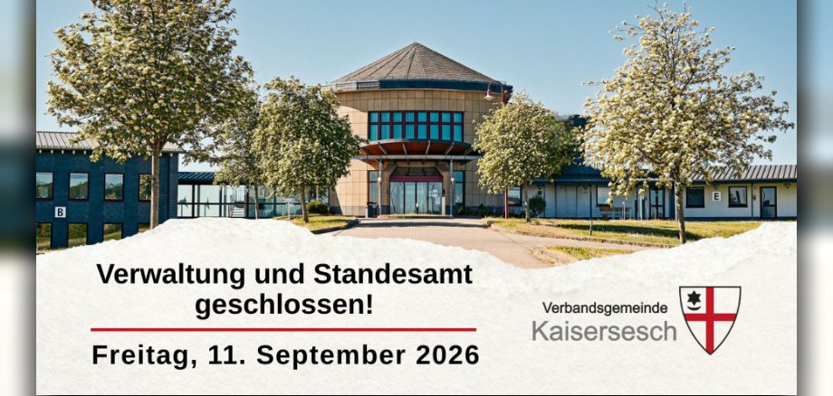 Verbandsgemeindeverwaltung Kaisersesch Das Bild zeigt das Gebäude der Verbandsgemeindeverwaltung Kaisersesch, das von Bäumen mit weißer Blüte umgeben ist. Das Gebäude ist hell und freundlich gestaltet, mit großen Fenstern und einer Mischung aus hellbeigen und dunkleren Fassaden. Im Zentrum des Bildes steht ein runder Gebäudeteil mit einem kegelförmigen Dach, der als Haupteingang der Verwaltung dient. Davor erstreckt sich ein gepflasterter Vorplatz mit einigen Grünflächen und Bäumen. Über dem unteren Bildbereich liegt ein weißer, zerfranster Streifen, der mit Text überlagert ist. In diesem Bereich stehen in deutscher Sprache die Informationen, dass die Verwaltung und das Standesamt geschlossen sind. Darunter wird das Datum "Freitag, 11. September 2026" genannt. Links unten im weißen Bereich befindet sich das Wappen der Verbandsgemeinde Kaisersesch, das aus einem roten Kreuz auf weißem Grund besteht und in der oberen linken Ecke ein kleines Symbol mit einem Stern und einem Smiley-ähnlichen Gesicht zeigt. Daneben steht in grauer Schrift "Verbandsgemeinde Kaisersesch". Die Farben des Bildes sind hauptsächlich natürliche Töne: das helle Blau des Himmels, das Grün der Bäume und des Grases, das Beige und Grau der Gebäude sowie das Weiß der Blüten und des überlagernden Textbereichs.