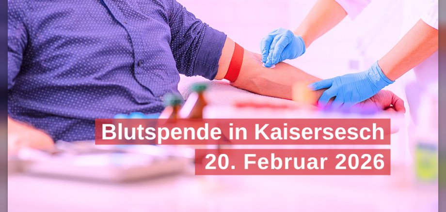 Ein Mann sitzt auf einem Stuhl und bekommt von einer Person den Arm desinfiziert. Darunter steht der Hinweis auf die Blutspende in Kaisersesch am 20. Februar 2026