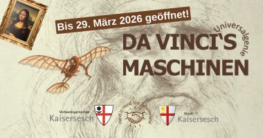 Das Bild ist ein Werbeplakat für die Sonderausstellung "Da Vincis Maschinen". Im Detail sind folgende Elemente zu erkennen: Hintergrund: Eine schematische Bleistiftskizze des Gesichts von Leonardo da Vinci selbst, die dem Bild eine historische und künstlerische Atmosphäre verleiht. Schriftzug: In der Mitte des Bildes in großen braunen Buchstaben steht "DA VINCI'S MASCHINEN". Oben rechts davon, um einen Bogen gelegt, ist das Wort "Universalgenie" zu lesen und darüber steht der Hinweis, dass die Ausstellung noch bis zum 29. März 2026 geöffnet ist. Darstellungen von Da Vinci's Werken/Ideen: Links oben ist das berühmte Gemälde der "Mona Lisa" in einem goldenen Rahmen abgebildet. Links davon ist ein Modell einer Flugmaschine zu sehen, das auf Da Vincis Studien zum Flug hindeutet. Hinweis auf die Organisatoren: Im unteren Bereich sind Logos und Schriftzüge zu sehen, die auf die Organisatoren der Veranstaltung hinweisen: Links: Verbandsgemeinde Kaisersesch mit einem Wappen. Mitte: Zwei sich schüttelnde Hände mit dem Schriftzug "Hand in Hand fürs Schieferland". Rechts: Stadt Kaisersesch mit einem weiteren Wappen. Insgesamt vermittelt das Bild eine thematische Einheit, die sich um Leonardo da Vinci, seine Erfindungen und seine Kunst dreht.
