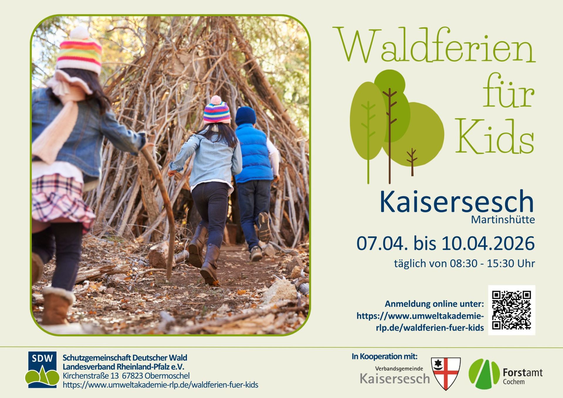 Das Bild bewirbt "Waldferien für Kids" in Kaisersesch (Martinshütte) vom 07.04. bis 10.04.2026, täglich von 08:30 bis 15:30 Uhr. Im linken Teil des Bildes sind drei Kinder in winterlicher Kleidung zu sehen, die in einer Waldumgebung um eine selbstgebaute Hütte aus Ästen und Zweigen herum tollen. Die Kontaktdaten der Schutzgemeinschaft Deutscher Wald Landesverband Rheinland-Pfalz e.V. sowie Links zur Online-Anmeldung und QR-Code sind ebenfalls auf dem Bild vorhanden. Die Veranstaltung findet in Kooperation mit der Verbandsgemeinde Kaisersesch und dem Forstamt Cochem statt.