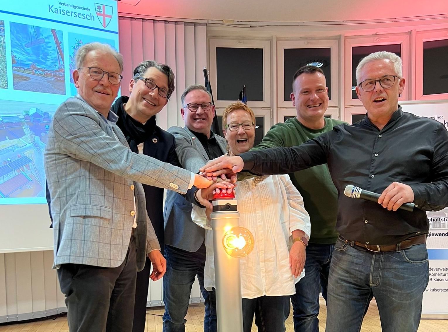 V. l. n. r.: Erster Kreisbeigeordneter Hans-Joachim Mons, Staatssekretär Michael Hauer, Geschäftsführer Jochen Jobelius, Ingrid Bäumler (Ideengeberin für die Anlage), Hans-Peter Irmiter und Bürgermeister Albert Jung nehmen die Photovoltaik-Carport-Anlage symbolisch in Betrieb.