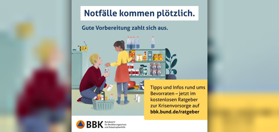 Notfälle kommen plötzlich. Hinweis auf den Ratgeber des Bundesamtes für Bevölkerungsschutz und Katastrophenhilfe. Auf dem gemalten Foto sind eine Frau und ein Mann zu sehen, die gemeinsam ein Regal mit Konserven, Flaschen und einem Erste-Hilfe-Koffer einräumen. Oben steht der Satz "Notfälle kommen plötzlich." und darunter "Gute Vorbereitung zahlt sich aus.". Rechts unten steht "Tipps und Infos rund ums Bevorraten – jetzt im kostenlosen Ratgeber zur Kirsenvorsorge auf bbk.bund.de/ratgeber. Links unten ist das Logo des Bundesamtes für Bevölkerungsschutz und Katastrophenhilfe (BBK) eingefügt.