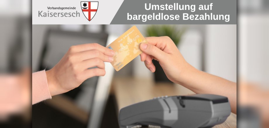 Das Bild zeigt zwei Hände, die eine Kreditkarte gemeinsam halten. Das graue Bezahlgerät unterhalb der Hände hat mehrere Knöpfe und einen Bildschirm. Die Kreditkarte ist goldfarben und hat einige Zahlen und Buchstaben gedruckt. Der Hintergrund ist unscharf und zeigt eine helle Wand und eine grüne Pflanze. Oben links auf dem Bild befindet sich ein Logo mit der Aufschrift „Verbandsgemeinde Kaisersesch“ und einem Wappen. Oben rechts steht in großen weißen Buchstaben „Umstellung auf bargeldlose Bezahlung“. Die Farben im Bild sind hell und freundlich, mit einem Fokus auf die goldene Kreditkarte. Die Komposition ist eng und auf die Interaktion der Hände mit der Karte fokussiert, was die Botschaft der bargeldlosen Zahlung unterstreicht.  
