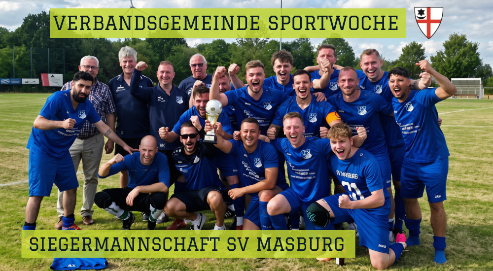 Das Bild zeigt eine jubelnde Gruppe von Fußballspielern und einigen älteren Männern auf einem Fußballfeld. Die Spieler tragen einheitliche blaue Trikots mit weißen und blauen Logos, dazu passende blaue Hosen und in einigen Fällen blaue Stutzen. Einige Spieler tragen auch schwarze oder dunkelblaue Trainingsjacken. Mehrere Spieler haben ihre Fäuste geballt, andere lachen oder schreien vor Freude. Ein Spieler hält eine Trophäe in Form eines silbernen Fußballpokals. Im Vordergrund kniet ein Spieler mit einem breiten Lächeln und geballten Fäusten. Neben ihm stehen und knien weitere Spieler, alle mit Ausdruck von Triumph und Erleichterung. Im Hintergrund stehen weitere Spieler und auch einige ältere Herren. Einer der älteren Herren trägt ein kariertes Hemd und ein breites Lächeln, während ein anderer eine dunkle Trainingsjacke mit einem weißen Emblem auf der linken Brust trägt. Die Farbpalette des Bildes wird von den lebendigen Blautönen der Trikots und dem grünen Rasen des Spielfelds dominiert. Der Himmel ist leicht bewölkt, was auf einen sonnigen, aber nicht blendenden Tag hindeutet. Im oberen Bereich des Bildes befindet sich ein gelber Banner mit schwarzer Schrift, auf dem „VERBANDSGEMEINDE SPORTWOCHE“ steht. Rechts daneben ist ein Wappen in Rot und Weiß abgebildet. Unten im Bild ist ein weiterer gelber Banner mit schwarzer Schrift, auf dem „SIEGERMANNSCHAFT SV MASBURG“ steht. Die Komposition des Bildes ist dynamisch und voller Emotionen. Die Spieler sind dicht aneinandergedrängt, was ein Gefühl von Teamgeist und Gemeinschaft vermittelt. Die Nahaufnahme der Gesichter, die pure Freude und den Erfolg ausdrücken, ist der zentrale Fokus. Die umgebende Kulisse eines Fußballfeldes mit Bäumen im Hintergrund verortet die Szene eindeutig im sportlichen Kontext. Die verschiedenen Ebenen der Spieler, von den knienden im Vordergrund bis zu den stehenden im Hintergrund, erzeugen Tiefe. Die gestellten Posen und die ausgelassene Stimmung lassen auf einen Moment des Triumphs nach einem gewonnenen Spiel oder Turnier schließen. Auffällig ist die Vielfalt der Altersgruppen, die auf dem Bild versammelt sind, was auf eine breitere Beteiligung oder Unterstützung des Vereins hinweisen könnte.