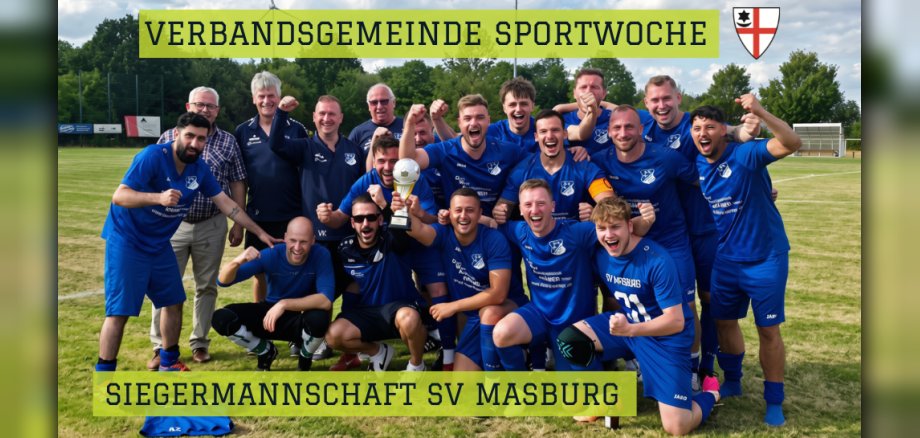 Bürgermeister Albert Jung mit der Siegermannschaft SV Masburg Das Bild zeigt eine jubelnde Gruppe von Fußballspielern und einigen älteren Männern auf einem Fußballfeld. Die Spieler tragen einheitliche blaue Trikots mit weißen und blauen Logos, dazu passende blaue Hosen und in einigen Fällen blaue Stutzen. Einige Spieler tragen auch schwarze oder dunkelblaue Trainingsjacken. Mehrere Spieler haben ihre Fäuste geballt, andere lachen oder schreien vor Freude. Ein Spieler hält eine Trophäe in Form eines silbernen Fußballpokals. Im Vordergrund kniet ein Spieler mit einem breiten Lächeln und geballten Fäusten. Neben ihm stehen und knien weitere Spieler, alle mit Ausdruck von Triumph und Erleichterung. Im Hintergrund stehen weitere Spieler und auch einige ältere Herren. Einer der älteren Herren trägt ein kariertes Hemd und ein breites Lächeln, während ein anderer eine dunkle Trainingsjacke mit einem weißen Emblem auf der linken Brust trägt. Die Farbpalette des Bildes wird von den lebendigen Blautönen der Trikots und dem grünen Rasen des Spielfelds dominiert. Der Himmel ist leicht bewölkt, was auf einen sonnigen, aber nicht blendenden Tag hindeutet. Im oberen Bereich des Bildes befindet sich ein gelber Banner mit schwarzer Schrift, auf dem „VERBANDSGEMEINDE SPORTWOCHE“ steht. Rechts daneben ist ein Wappen in Rot und Weiß abgebildet. Unten im Bild ist ein weiterer gelber Banner mit schwarzer Schrift, auf dem „SIEGERMANNSCHAFT SV MASBURG“ steht. Die Komposition des Bildes ist dynamisch und voller Emotionen. Die Spieler sind dicht aneinandergedrängt, was ein Gefühl von Teamgeist und Gemeinschaft vermittelt. Die Nahaufnahme der Gesichter, die pure Freude und den Erfolg ausdrücken, ist der zentrale Fokus. Die umgebende Kulisse eines Fußballfeldes mit Bäumen im Hintergrund verortet die Szene eindeutig im sportlichen Kontext. Die verschiedenen Ebenen der Spieler, von den knienden im Vordergrund bis zu den stehenden im Hintergrund, erzeugen Tiefe. Die gestellten Posen und die ausgelassene Stimmung lassen auf einen Moment des Triumphs nach einem gewonnenen Spiel oder Turnier schließen. Auffällig ist die Vielfalt der Altersgruppen, die auf dem Bild versammelt sind, was auf eine breitere Beteiligung oder Unterstützung des Vereins hinweisen könnte.
