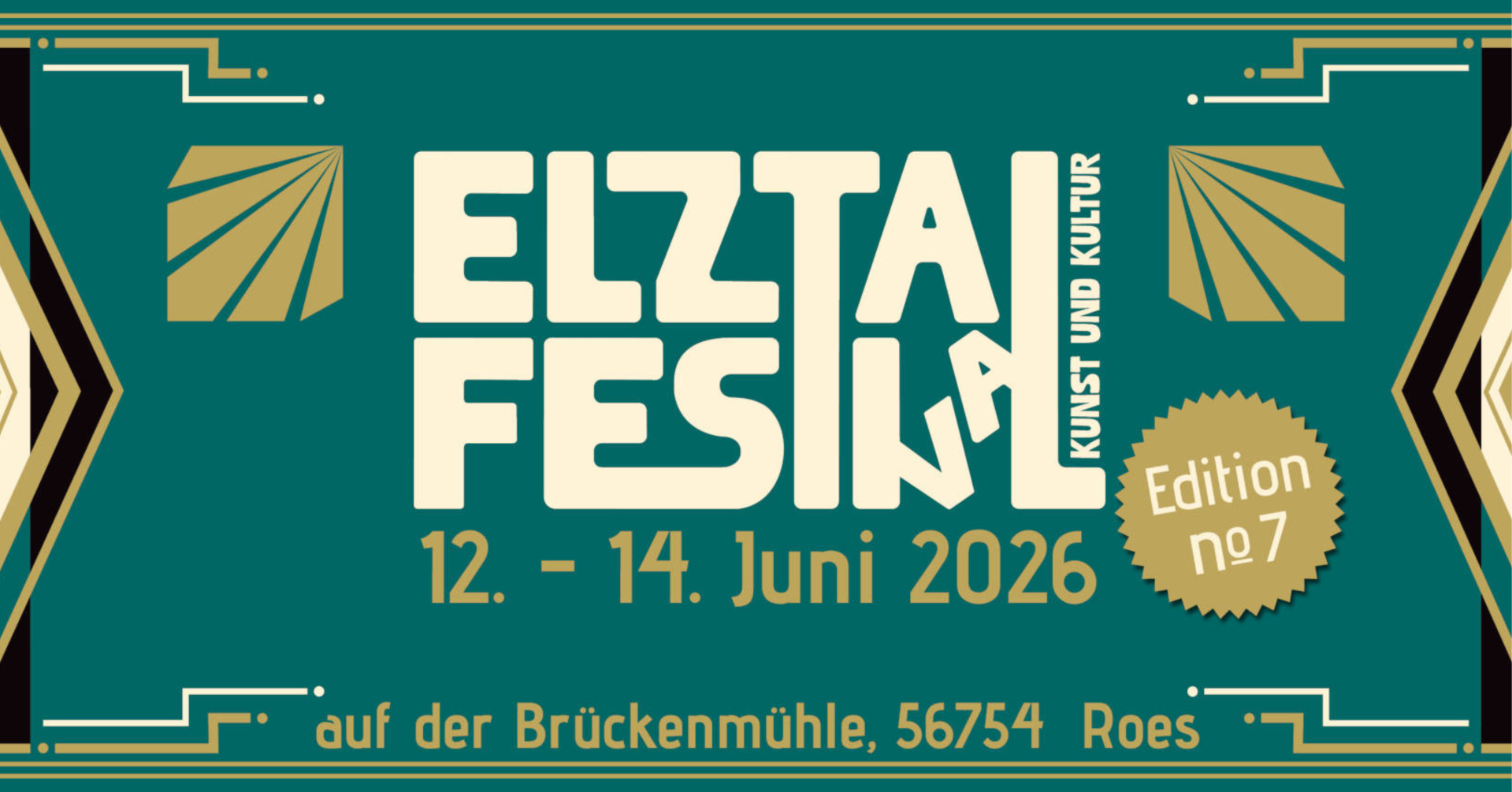 Dies ist eine grafische Darstellung eines Plakats für das „ELZTAL FESTIVAL KUNST UND KULTUR“. Der Hintergrund ist ein tiefes, glänzendes Dunkelgrün, das an Smaragd erinnert. Über und unter dem Haupttext verlaufen dünne goldene Linien, die mit kleinen weißen Punkten und rechteckigen Formen akzentuiert sind. Das zentrale Element ist der Schriftzug „ELZTAL FESTIVAL“ in großen, dicken, cremefarbenen Buchstaben mit abgerundeten Ecken. Die Buchstaben sind blockartig angeordnet, wobei „ELZTAL“ über „FESTIVAL“ steht. Links und rechts dieser Hauptschriftzüge sind symmetrische, geometrische Muster in Gold und Schwarz auf beiden Seiten angebracht, die an Art-déco-Elemente erinnern. Diese Muster sind als stilisierte Strahlenbündel oder Fahnen geformt, die von einem zentralen Punkt ausgehen. Im oberen rechten Teil des Plakats, vertikal geschrieben, steht „KUNST UND KULTUR“ in kleineren, cremefarbenen Buchstaben. Rechts von der „FESTIVAL“-Schrift befindet sich ein goldener Kreis mit Zackenrand, ähnlich einem Stempel. Darin steht in cremefarbener Schrift „Edition“ und darunter „nº 7“. Unter dem „FESTIVAL“-Schriftzug stehen die Daten „12. – 14. Juni 2026“ ebenfalls in cremefarbener Schrift, etwas kleiner als die Hauptschrift. Am unteren Rand des Plakats steht in kleinerer, cremefarbener Schrift „auf der Brückenmühle, 56754 Roes“. Auch hier sind die goldenen Linien mit kleinen Akzenten zu sehen. Die Farbpalette ist auf Dunkelgrün, Cremefarben und Gold beschränkt, was dem Plakat einen eleganten und stilvollen Look verleiht, der an die 1920er oder 1930er Jahre erinnert. Die Komposition ist symmetrisch und gut strukturiert, wobei der Blick durch die Platzierung der Schriftzüge und Dekorationselemente auf das Wesentliche gelenkt wird. Die feinen Details wie die Linien, Punkte und die Zacken am Editions-Siegel tragen zur Raffinesse des Designs bei.