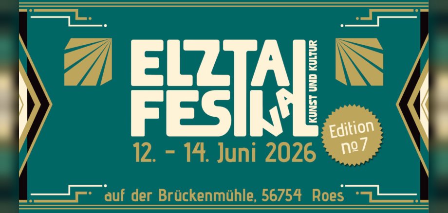 Logo des Eltztalfestivals Dies ist eine grafische Darstellung eines Plakats für das „ELZTAL FESTIVAL KUNST UND KULTUR“. Der Hintergrund ist ein tiefes, glänzendes Dunkelgrün, das an Smaragd erinnert. Über und unter dem Haupttext verlaufen dünne goldene Linien, die mit kleinen weißen Punkten und rechteckigen Formen akzentuiert sind. Das zentrale Element ist der Schriftzug „ELZTAL FESTIVAL“ in großen, dicken, cremefarbenen Buchstaben mit abgerundeten Ecken. Die Buchstaben sind blockartig angeordnet, wobei „ELZTAL“ über „FESTIVAL“ steht. Links und rechts dieser Hauptschriftzüge sind symmetrische, geometrische Muster in Gold und Schwarz auf beiden Seiten angebracht, die an Art-déco-Elemente erinnern. Diese Muster sind als stilisierte Strahlenbündel oder Fahnen geformt, die von einem zentralen Punkt ausgehen. Im oberen rechten Teil des Plakats, vertikal geschrieben, steht „KUNST UND KULTUR“ in kleineren, cremefarbenen Buchstaben. Rechts von der „FESTIVAL“-Schrift befindet sich ein goldener Kreis mit Zackenrand, ähnlich einem Stempel. Darin steht in cremefarbener Schrift „Edition“ und darunter „nº 7“. Unter dem „FESTIVAL“-Schriftzug stehen die Daten „12. – 14. Juni 2026“ ebenfalls in cremefarbener Schrift, etwas kleiner als die Hauptschrift. Am unteren Rand des Plakats steht in kleinerer, cremefarbener Schrift „auf der Brückenmühle, 56754 Roes“. Auch hier sind die goldenen Linien mit kleinen Akzenten zu sehen. Die Farbpalette ist auf Dunkelgrün, Cremefarben und Gold beschränkt, was dem Plakat einen eleganten und stilvollen Look verleiht, der an die 1920er oder 1930er Jahre erinnert. Die Komposition ist symmetrisch und gut strukturiert, wobei der Blick durch die Platzierung der Schriftzüge und Dekorationselemente auf das Wesentliche gelenkt wird. Die feinen Details wie die Linien, Punkte und die Zacken am Editions-Siegel tragen zur Raffinesse des Designs bei.