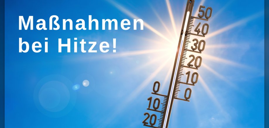Das Bild zeigt ein Thermometer vor einem sonnigen, strahlend blauen Himmel, wobei die Sonne stark blendet. Die Quecksilbersäule des Thermometers steht hoch, was auf hohe Temperaturen hinweist. Auf der linken Seite steht in weißer Schrift der Text „Maßnahmen bei Hitze!“.