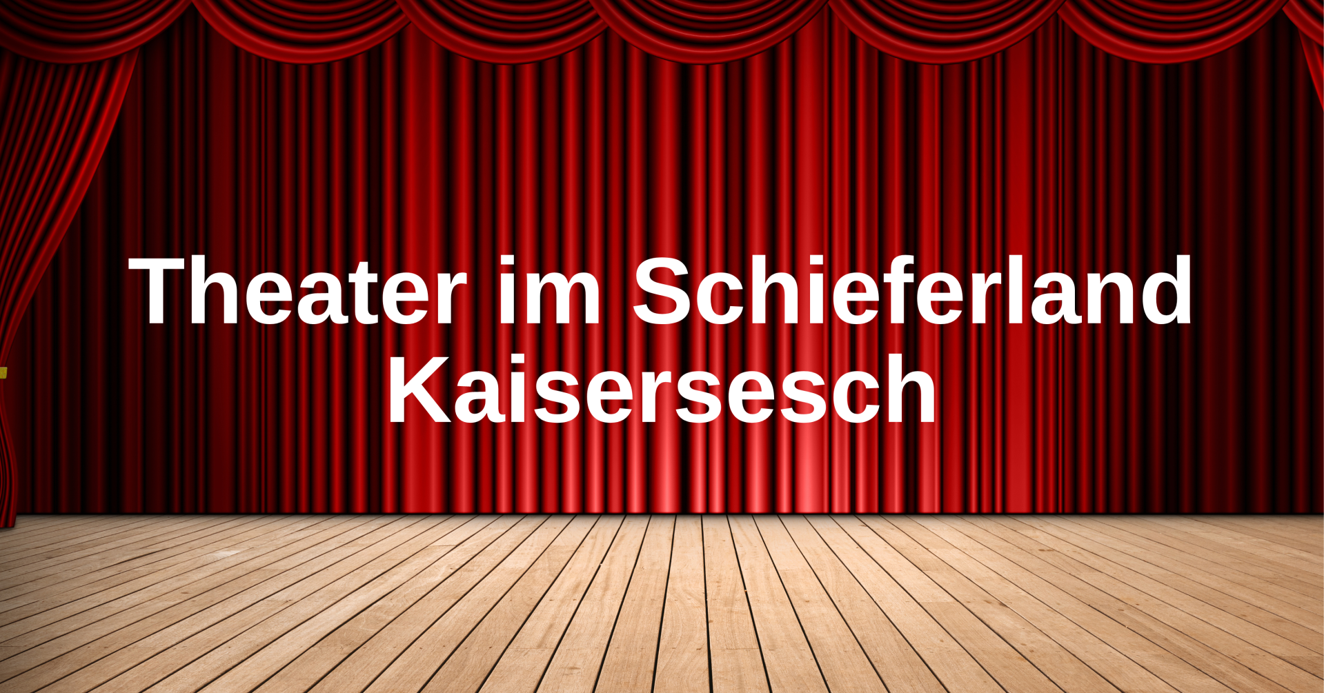 Das Bild zeigt eine klassische Theaterbühne mit einem Holzboden und einem geschlossenen, tiefroten Bühnenvorhang. In der Mitte ist in weißer Schrift der Text „Theater im Schieferland Kaisersesch“ zu lesen.