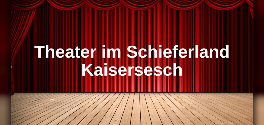 Das Bild zeigt eine klassische Theaterbühne mit einem Holzboden und einem geschlossenen, tiefroten Bühnenvorhang. In der Mitte ist in weißer Schrift der Text „Theater im Schieferland Kaisersesch“ zu lesen.