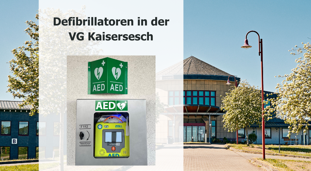 Verwaltungsgebäude im Hintergrund mit einem Hinweis auf die Defibrillatoren in der Verbandsgemeinde Kaisersesch.