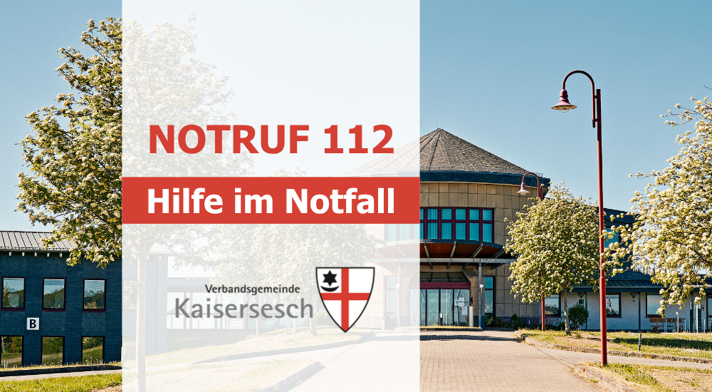 Im Vordergrund befindet sich ein Text-Overlay auf hellem Hintergrund, das den Titel „Notruf 112- Hilfe im Notfall“, hat. Unterhalb des Textes ist das Logo der Verbandsgemeinde Kaisersesch zu sehen. Der Hintergrund zeigt die Außenansicht des Verwaltungsgebäudes der Verbandsgemeinde Kaisersesch mit modernen Fenstern und Dächern unter einem klaren blauen Himmel. Vor den Gebäuden stehen Bäume mit weißen Blüten und eine rote Straßenlaterne. 