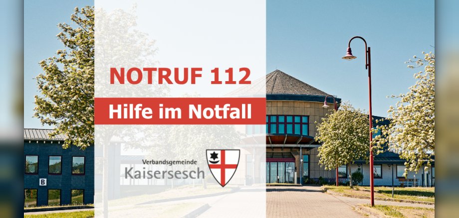 Im Vordergrund befindet sich ein Text-Overlay auf hellem Hintergrund, das den Titel „Notruf 112- Hilfe im Notfall“, hat. Unterhalb des Textes ist das Logo der Verbandsgemeinde Kaisersesch zu sehen. Der Hintergrund zeigt die Außenansicht des Verwaltungsgebäudes der Verbandsgemeinde Kaisersesch mit modernen Fenstern und Dächern unter einem klaren blauen Himmel. Vor den Gebäuden stehen Bäume mit weißen Blüten und eine rote Straßenlaterne. 